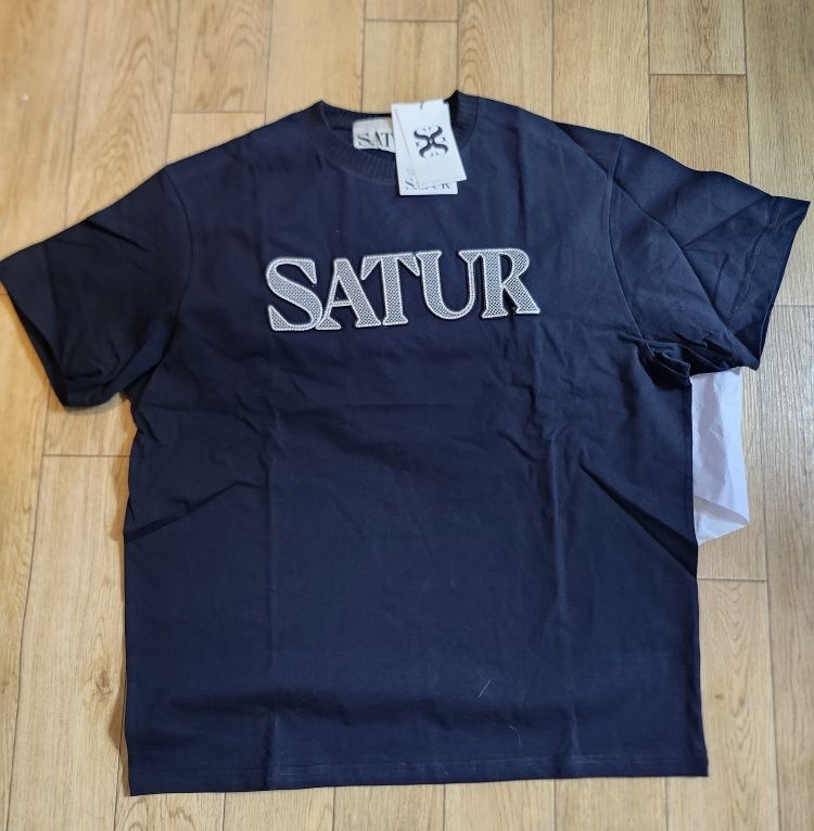 MUSINSA公式 | SATUR Logo Cross Stitch Short-Sleeved T-Shirt