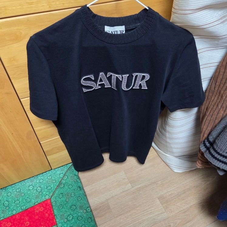 MUSINSA公式 | SATUR Logo Cross Stitch Short-Sleeved T-Shirt