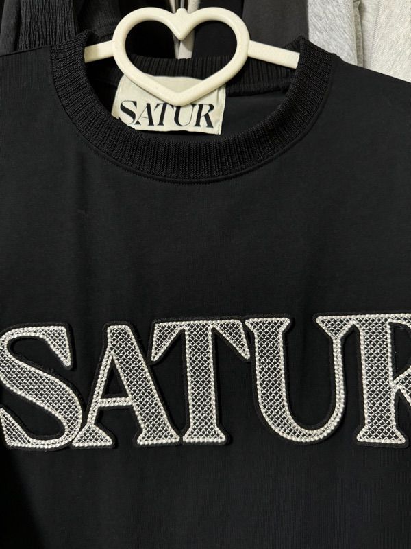 MUSINSA公式 | SATUR Logo Cross Stitch Short-Sleeved T-Shirt