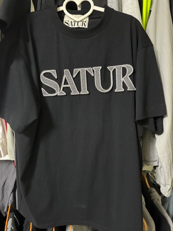 MUSINSA公式 | SATUR Logo Cross Stitch Short-Sleeved T-Shirt