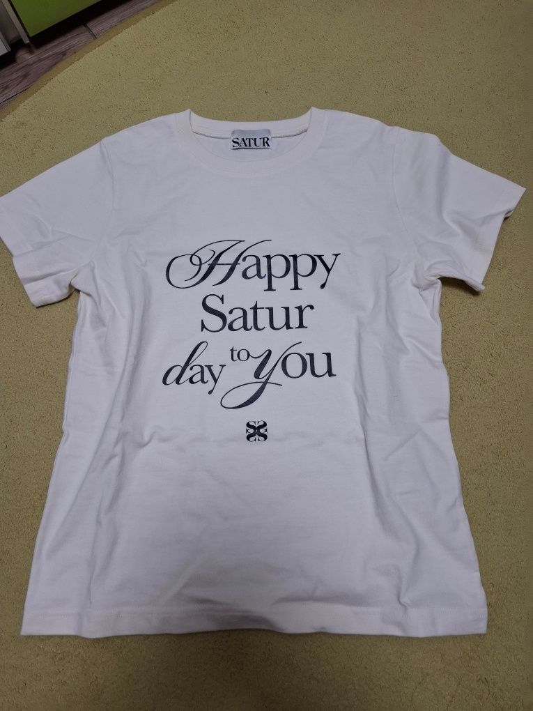 【 SATUR 】Happy Saturday Typo Graphic T-Shirt MUSINSA | SATUR Happy Saturday typo graphic short-sleeved T