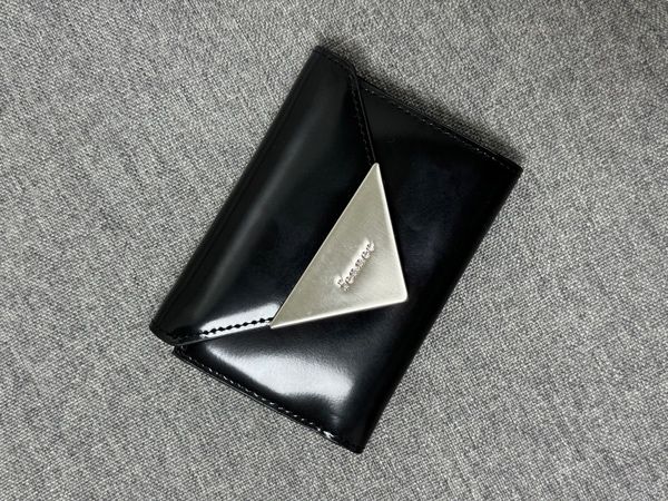 MUSINSA | fennec LACQUER TRIANGLE WALLET - MATT BLACK