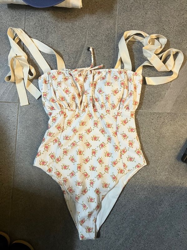 MUSINSA | GLOWNY ONE PIECE SWIMSUIT (CREAM BOUQUET)