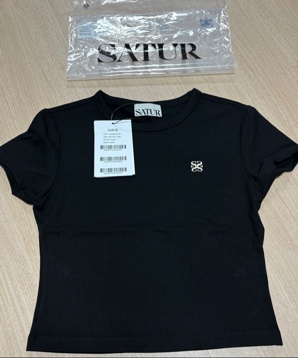 MUSINSA公式 | SATUR (W) エッセンシャルベーシックロゴ半袖Tシャツ