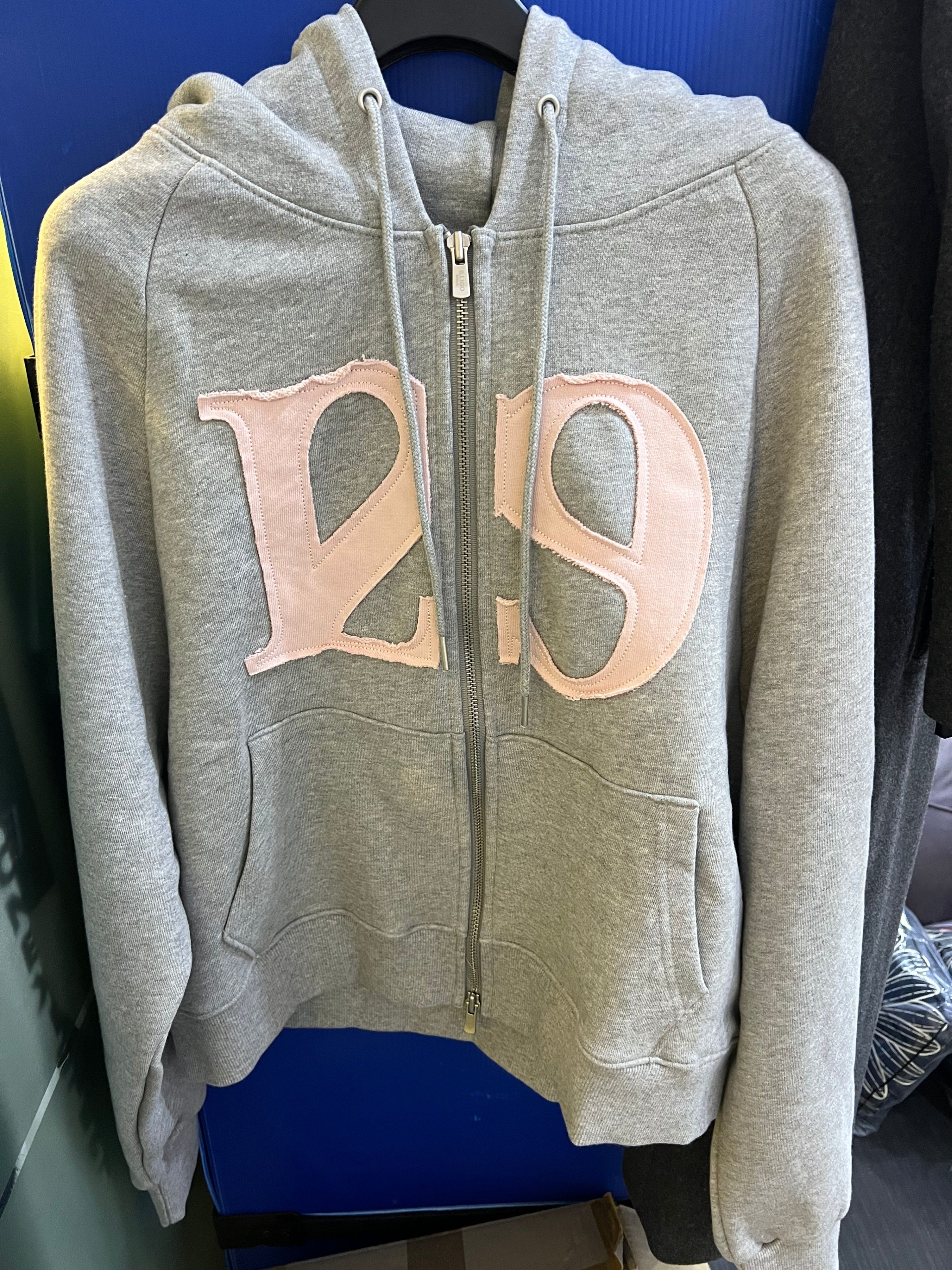 MUSINSA公式 | ILLIGO 129 ロゴパッチ フードパーカー ライトグレー