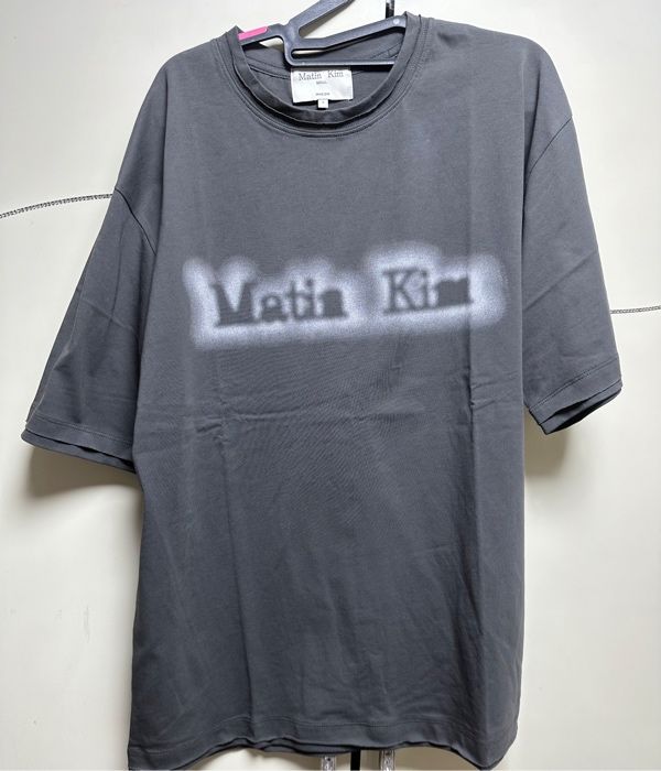 MUSINSA公式 | MATIN KIM MATIN SHADE LOGO TOP IN CHARCOAL