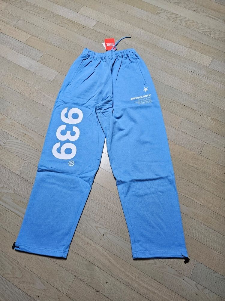◆ARCHIVE BOLD◆ 939 LOGO SWEAT PANTS SKY BLUE AB24SPSW001SB ARCHIVEBOLD] 939 LOGO SWEAT PANTS (SKY BLUE) – SellerWork