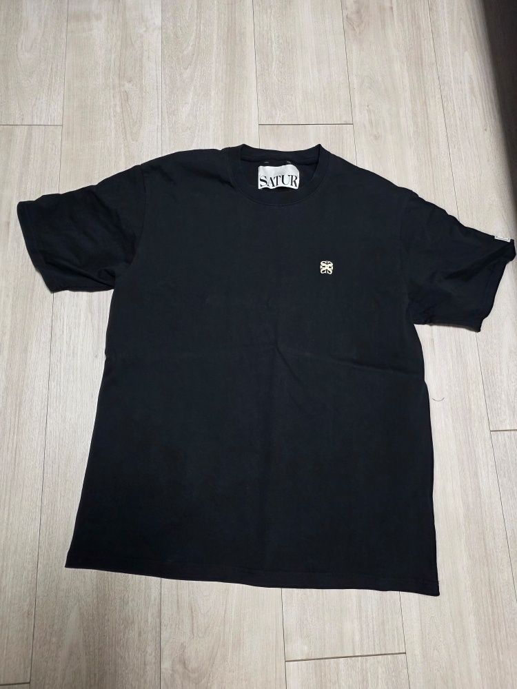 MUSINSA公式 | SATUR クラシックスモールロゴ半袖Tシャツクラシック