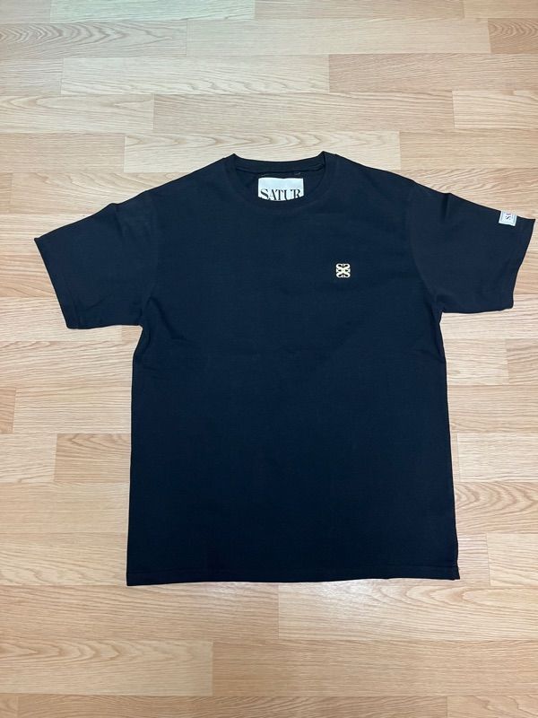 MUSINSA公式 | SATUR Classic Small Logo Short-Sleeved T-Shirt