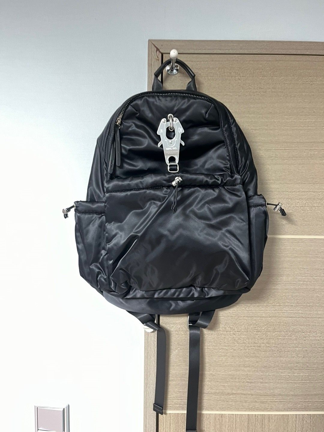 【SSRL】raven essential backpack★人気★男女兼用★追跡付 SSRL】raven essential backpack☆人気☆男女兼用☆追跡付