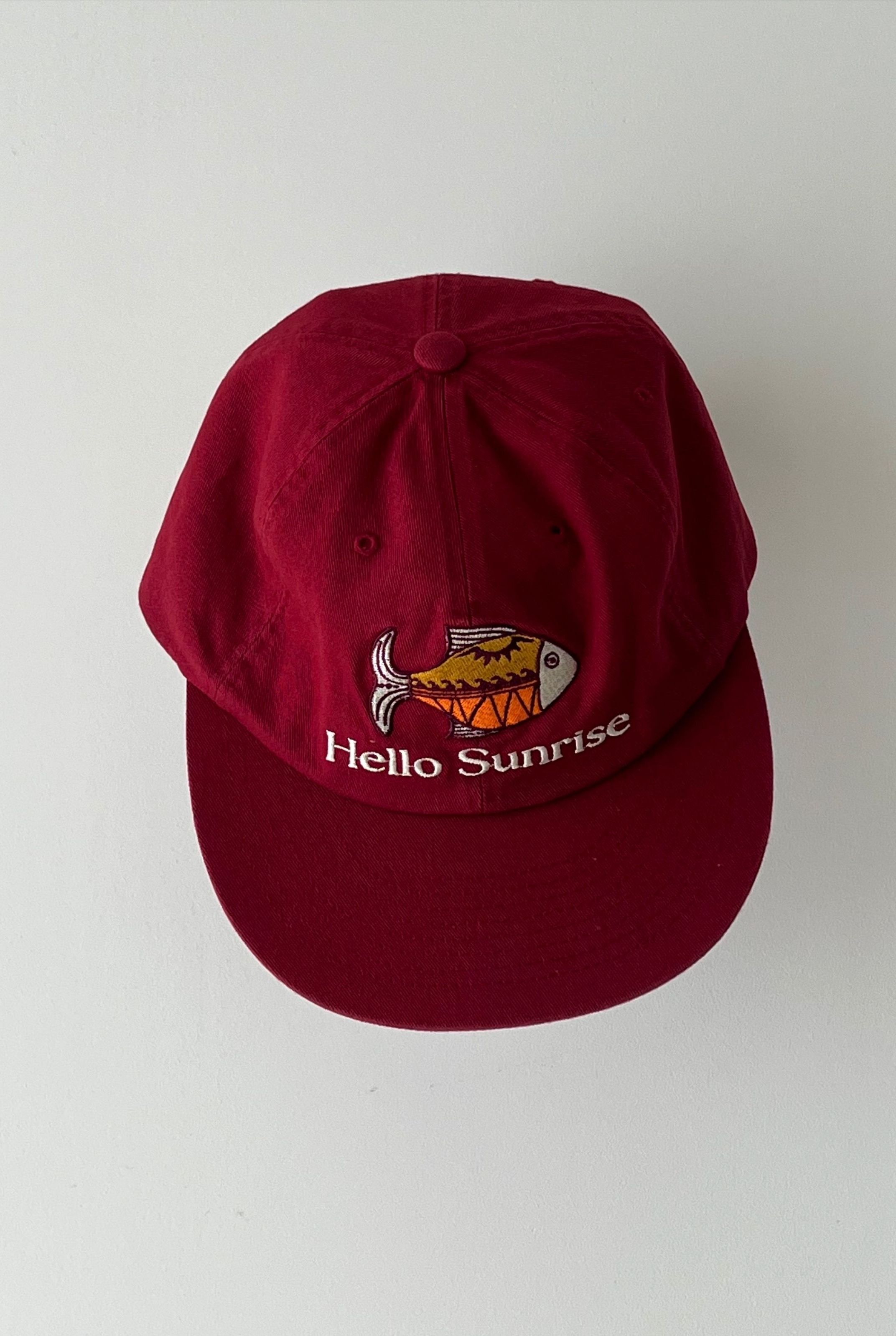 赤色刺繍キャップ 'HELLO SUNRISE' 赤色刺繍キャップ 'HELLO SUNRISE'