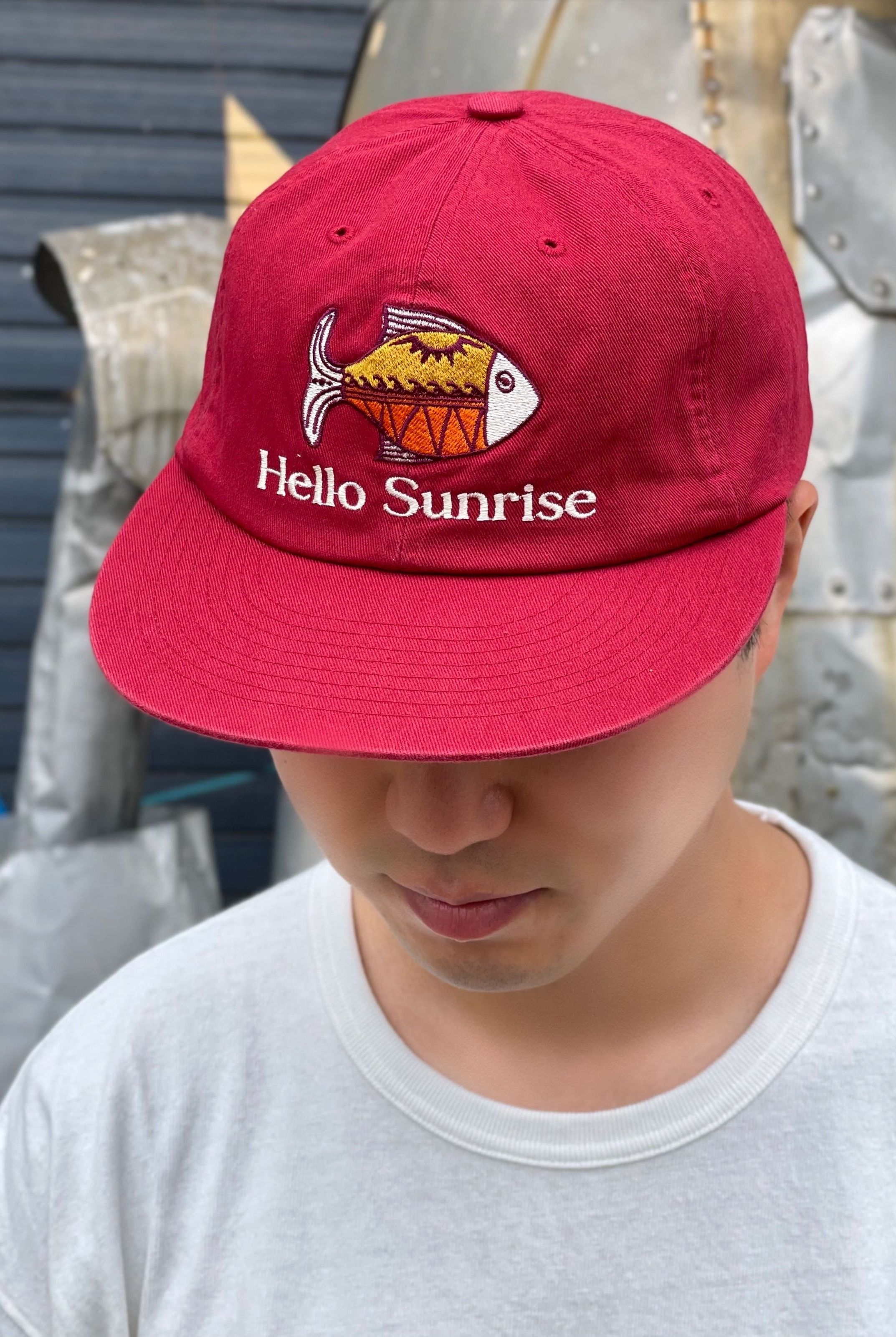 赤色刺繍キャップ 'HELLO SUNRISE' MUSINSA公式 | HELLO SUNRISE HS Ethnic Fish 6Panel Cap_Red