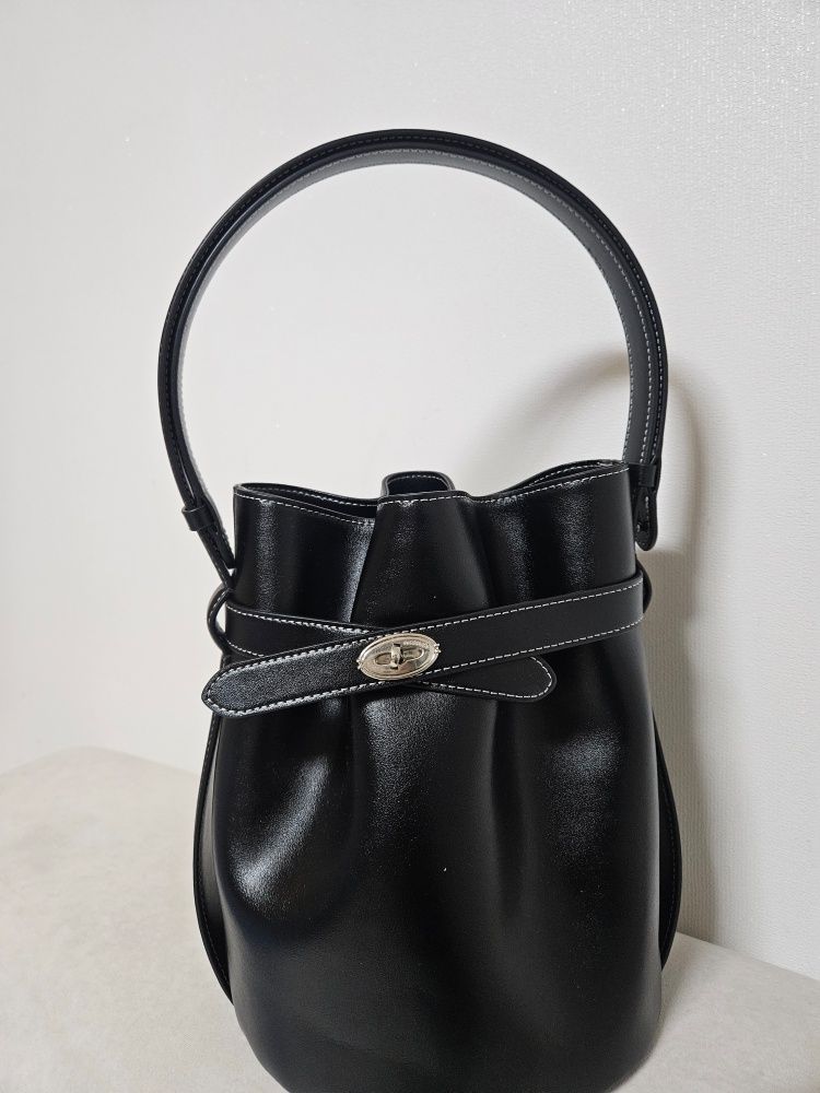 【OSTKAKA】CLASSIC BELT BUCKET BAG MUSINSA | OSTKAKA Classic Belt Bucket Bag Brown