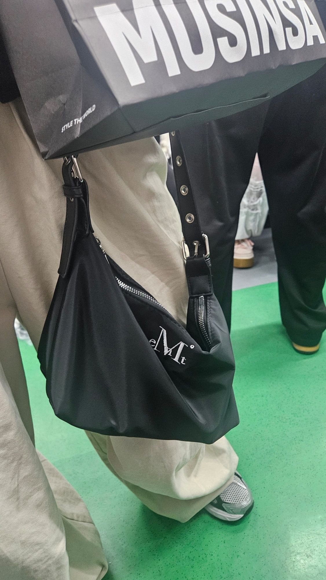 MUSINSA公式 | MUCENT モーターパンチングショルダーバッグクロスバッグ