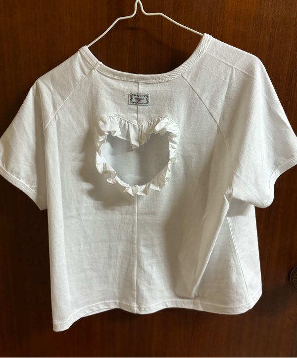 [RONRON] RUFFLE HEART CUT OUT PUFF SLEEVE HALF Tシャツ★ MUSINSA公式 | RONRON RUFFLE HEART CUT OUT PUFF SLEEVE HALF T