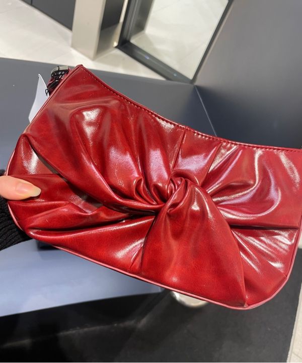 MUSINSA | LEATHERY Glossy Ribbon Shoulder Bag [BLACK]