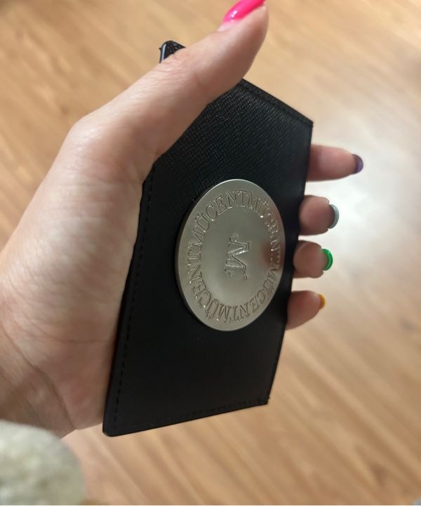 MUSINSA | MUCENT Round Metal Logo Saffiano Card Wallet