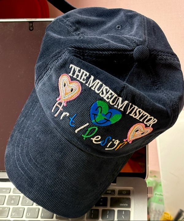 MUSINSA公式 | THEMUSEUMVISITOR GLOBY & LOVEY BALLCAP (NAVY)