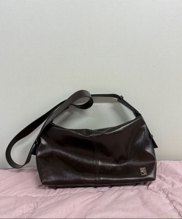 ショルダーバッグ [MIM the wardrobe] Manto Crack Leather Hobo Bag MIM the wardrobe] Manto Crack Leather Hobo Bag (MIM the