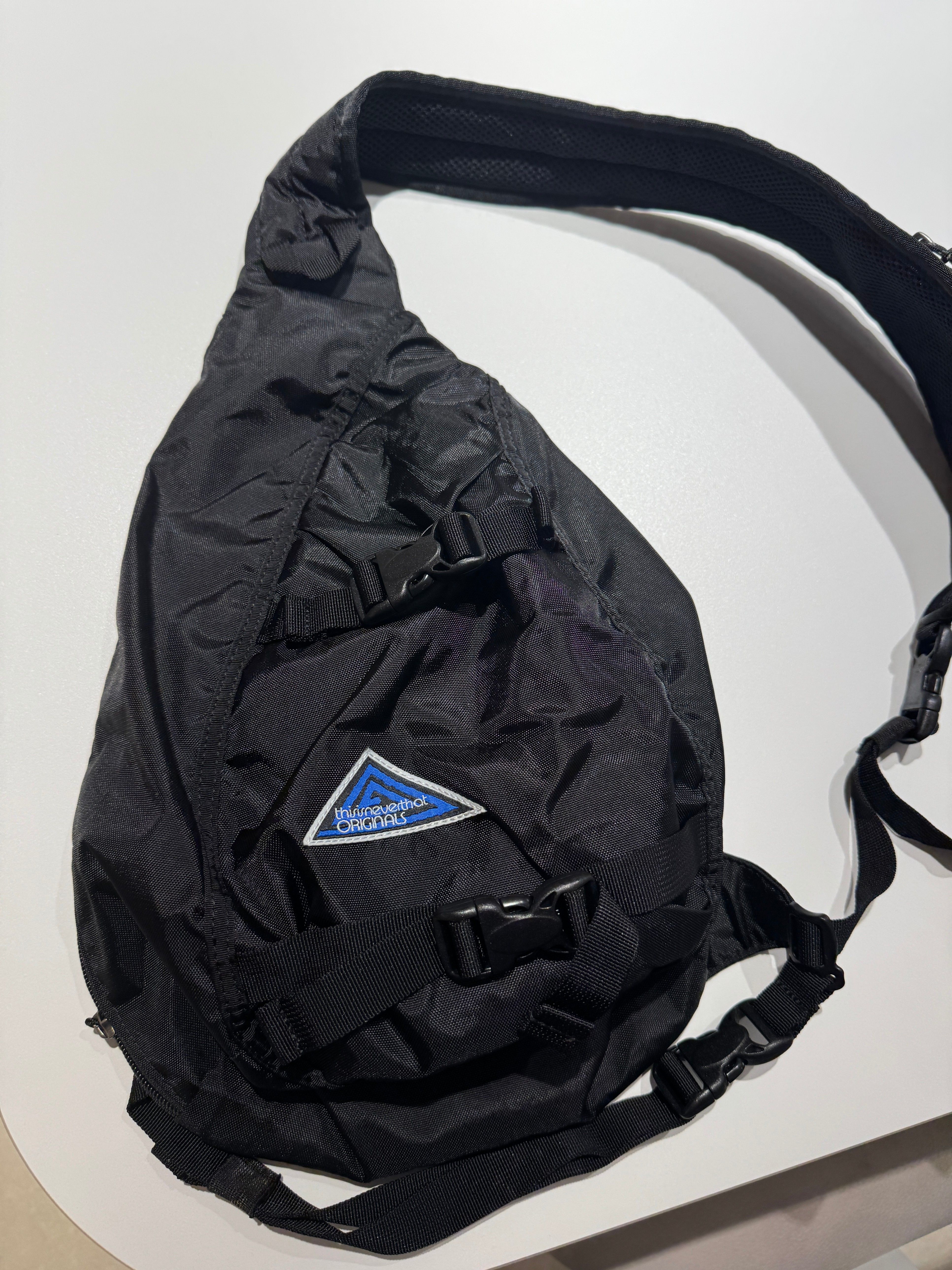 MUSINSA公式 | thisisneverthat® Washed Nylon Sling Bag Black