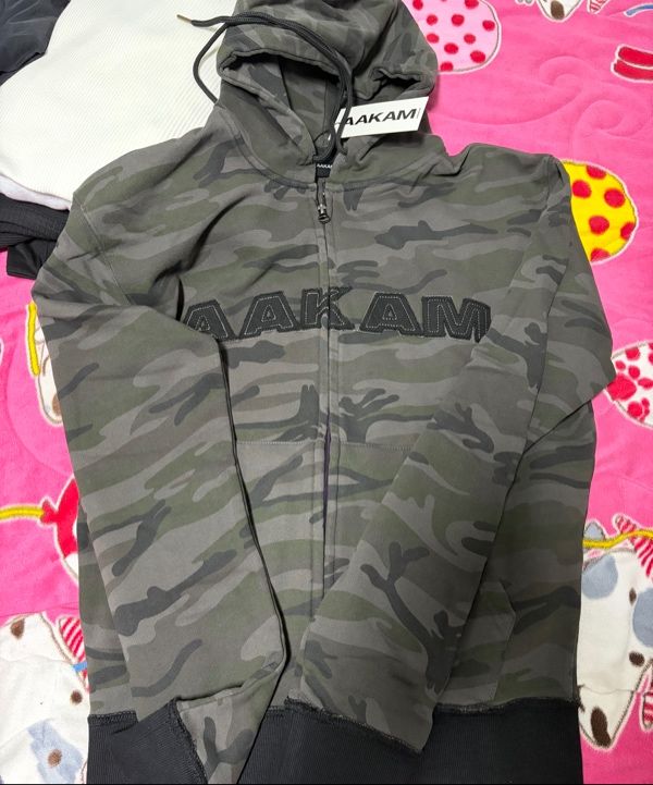 MUSINSA | AAKAM Contrast Logo Zip-up Hoodie (Black)