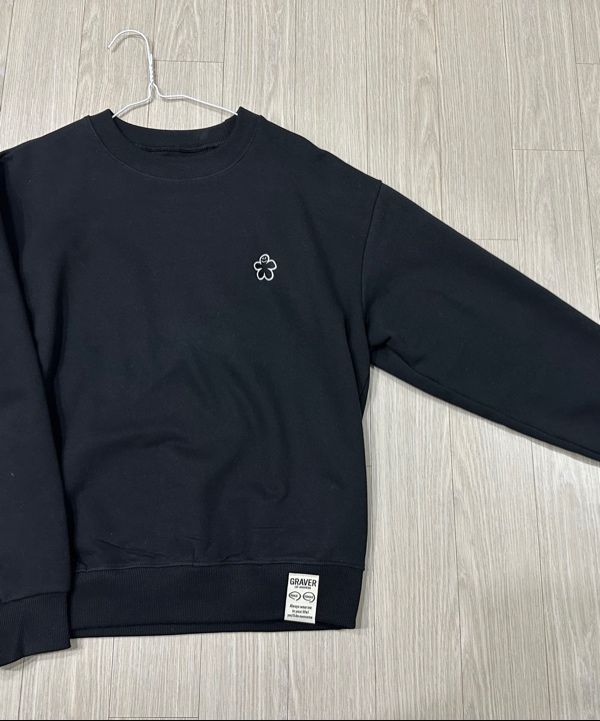 【GRAVER】24SS★ Black Odd Flower Embroidery Sweatshirt UNISEX]Black odd flower embroidery sweatshirt - GRAVER | 60