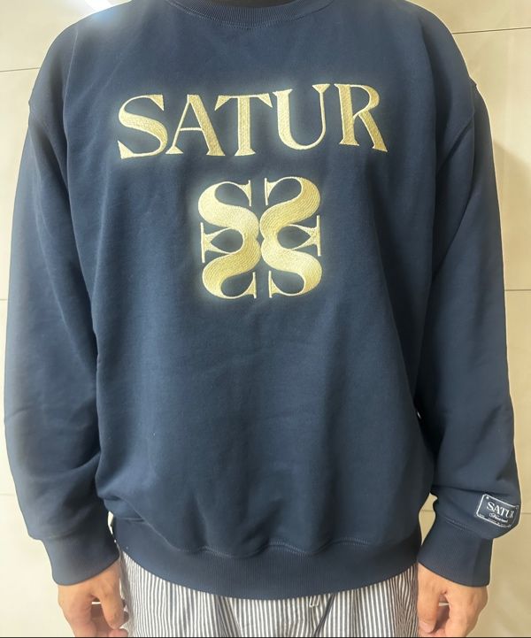 MUSINSA公式 | SATUR Classic Logo Sweatshirt Navy Yellow