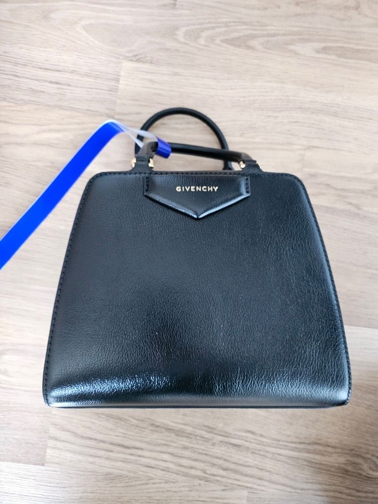 GIVENCHY★アンチゴナ キューブ トートバッグ BB50ZBB24B001 Mini Antigona Cube bag in leather in - black | Givenchy US