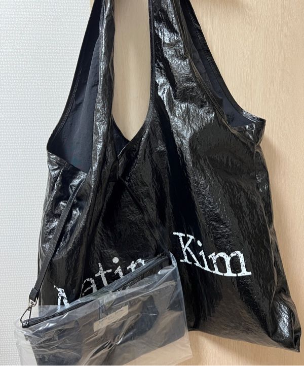 MUSINSA公式 | MATIN KIM MATIN CRACKED LOGO GLOSSY ECOBAG IN STRONG