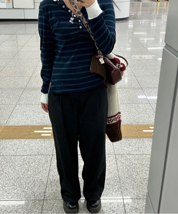 パンツ ROCKCAKE Harper Stripe One Tuck Slacks Brown RC24PT07400 MUSINSA公式 | ROCKCAKE Harper Stripe One Tuck Slacks - Black