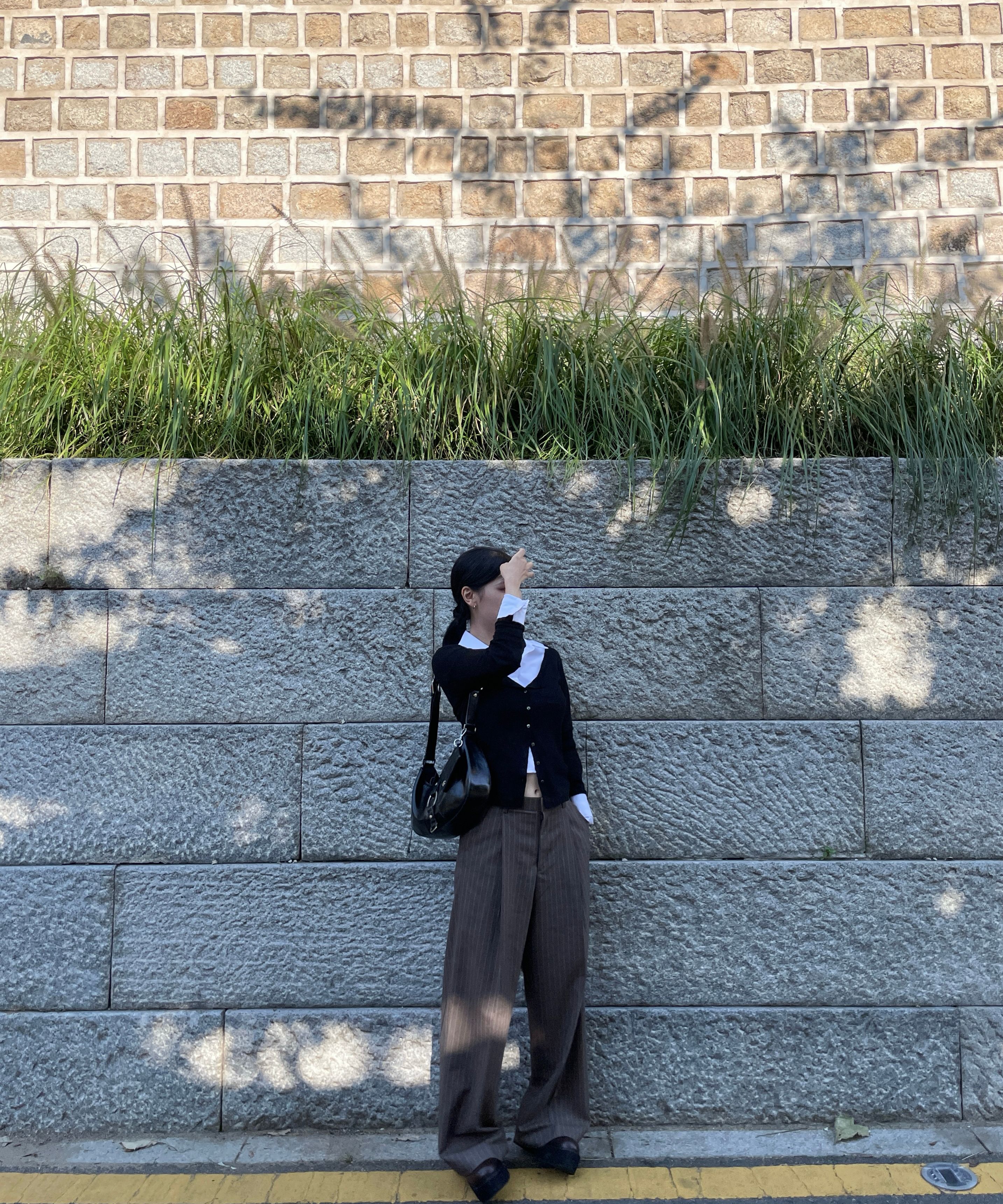 パンツ ROCKCAKE Harper Stripe One Tuck Slacks Brown RC24PT07400 MUSINSA公式 | ROCKCAKE Harper Stripe One Tuck Slacks - Black