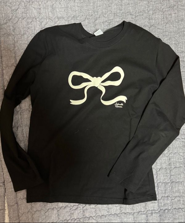 MUSINSA | RONRON EMBO HEART RIBBON BASIC FIT LONG SLEEVE BLACK
