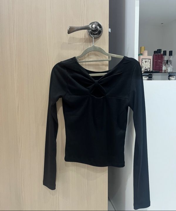 [RONRON] KNOT RIBBON SLIT LONG スリーブ★新作・24AW★韓国★ KNOT RIBBON SLIT LONG SLEEVE BLACK - RONRON 론론