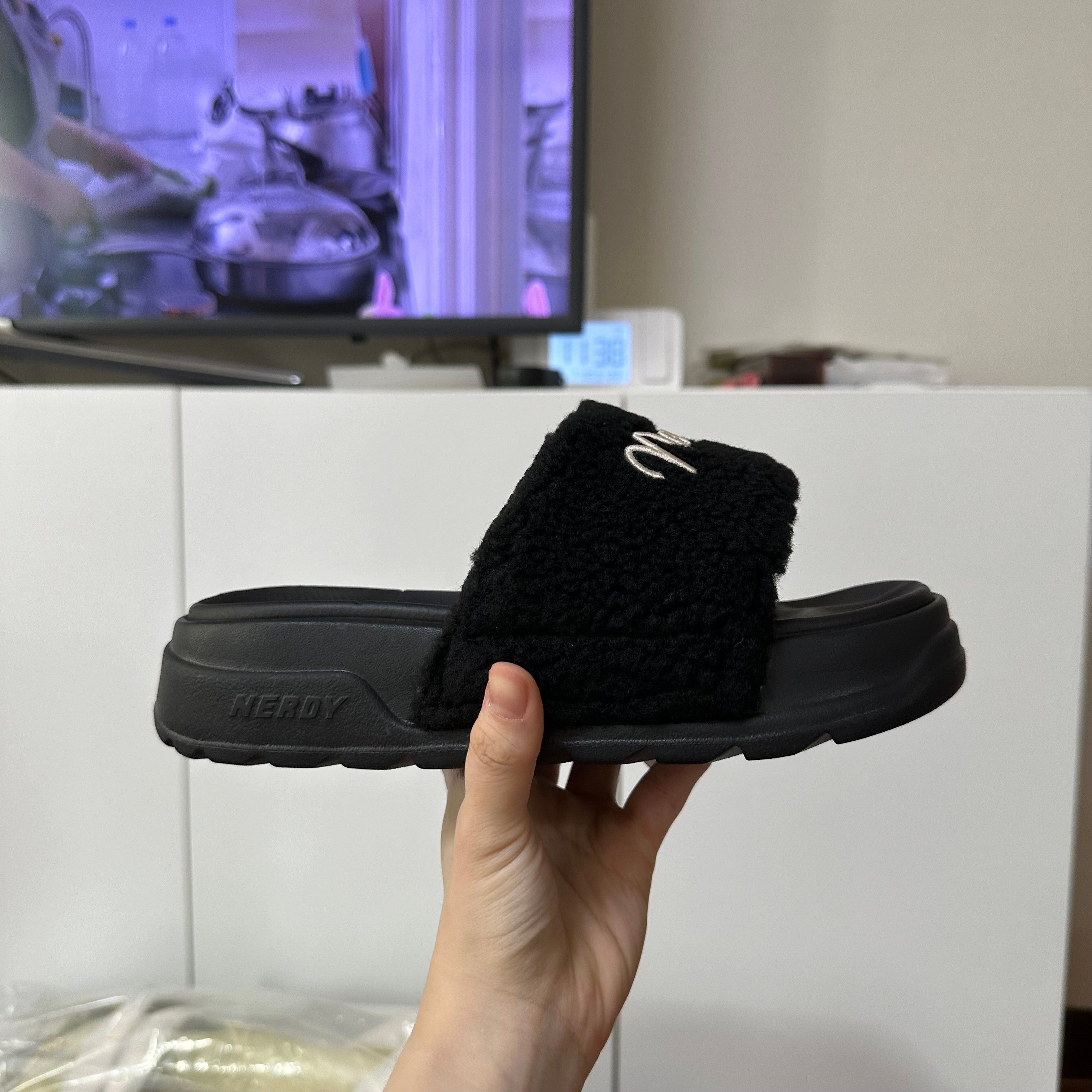 [ NERDY ]★24FW★韓国人気★LOVELY LETTER FLEECE SLIDES MUSINSA | NERDY Lovely Letter Fleece Slides (Black/Ivory/Hot