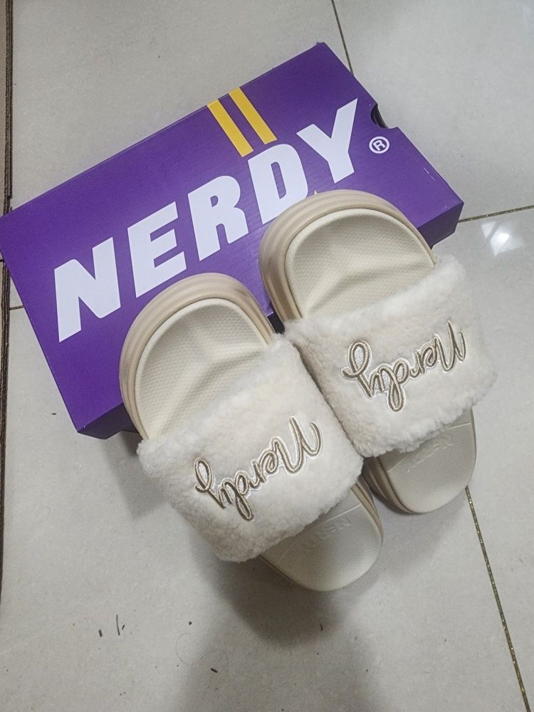 [ NERDY ]★24FW★韓国人気★LOVELY LETTER FLEECE SLIDES MUSINSA | NERDY Lovely Letter Fleece Slides (Black/Ivory/Hot