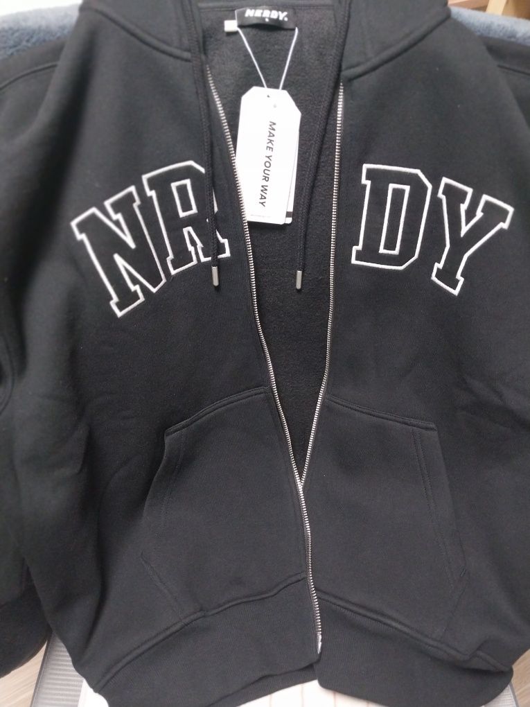 MUSINSA | NERDY Arch Logo Brushed Hoodie Zip-Up (Black