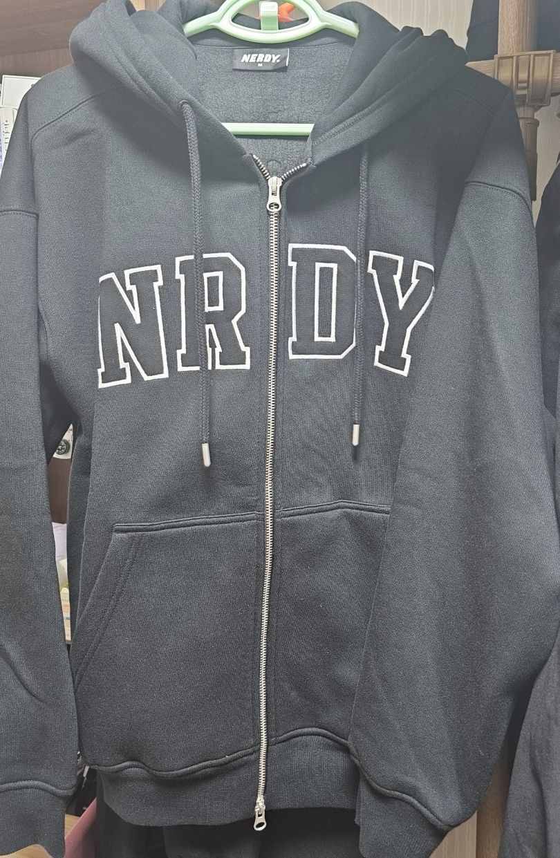 MUSINSA | NERDY Arch Logo Brushed Hoodie Zip-Up (Black