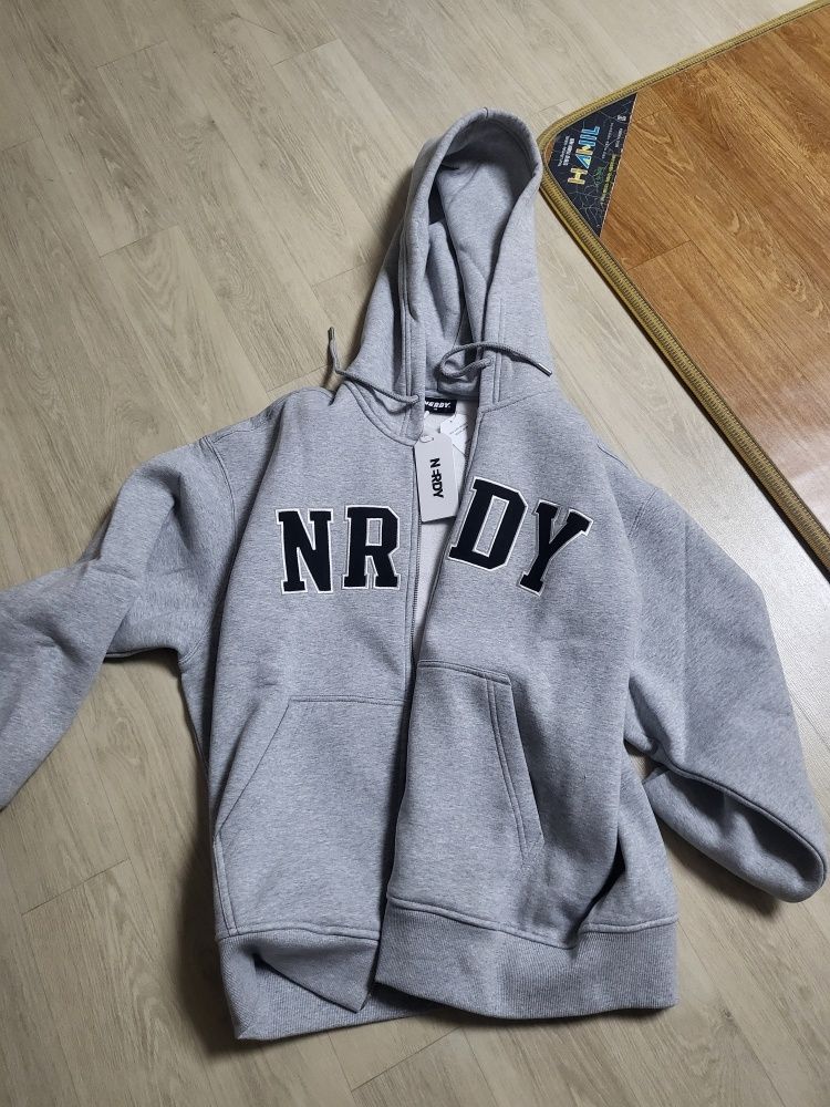 MUSINSA | NERDY Arch Logo Brushed Hoodie Zip-Up (Black