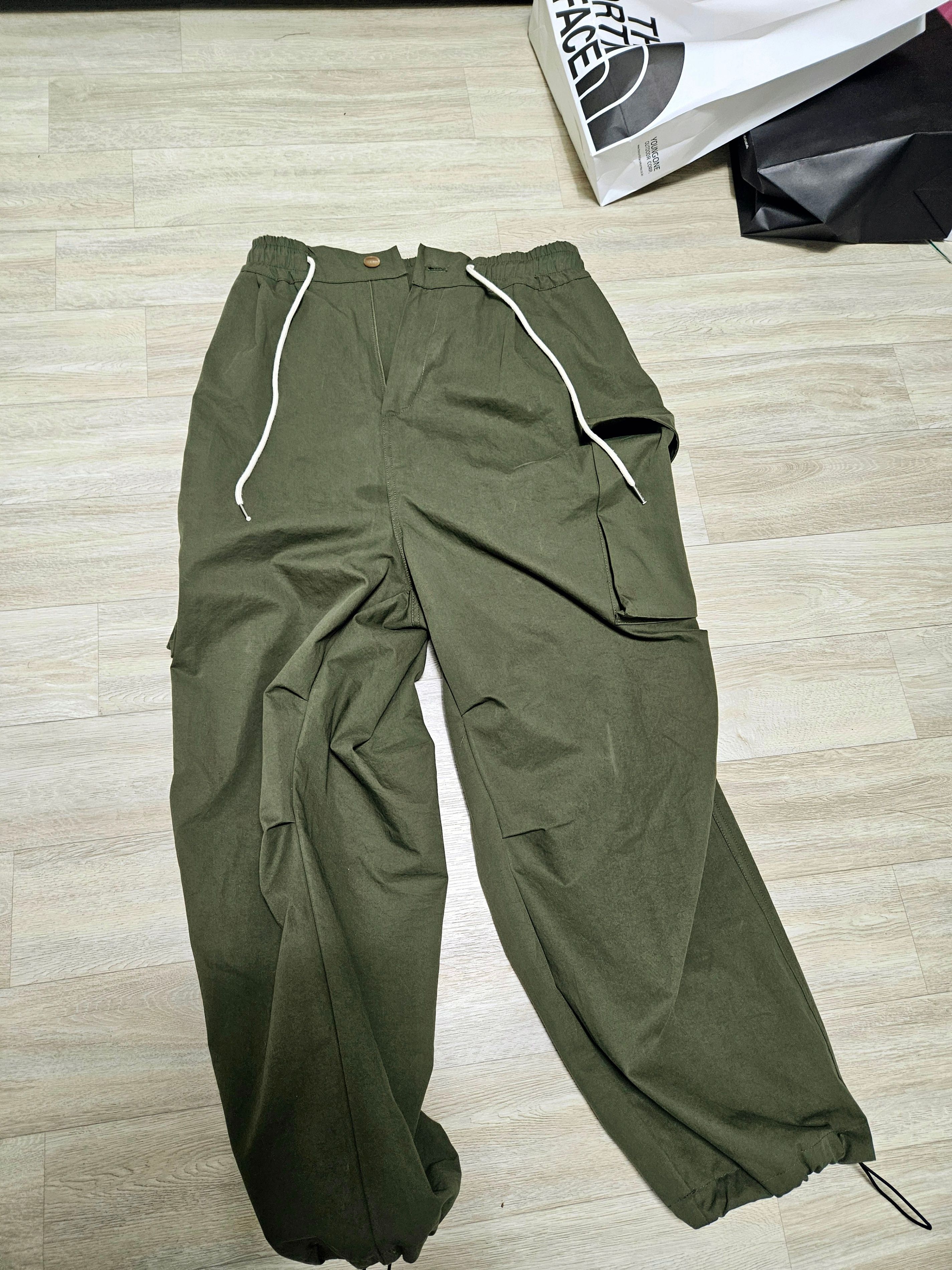 MUSINSA | CONICHIWA BONJOUR Wide cargo pants (charcoal)