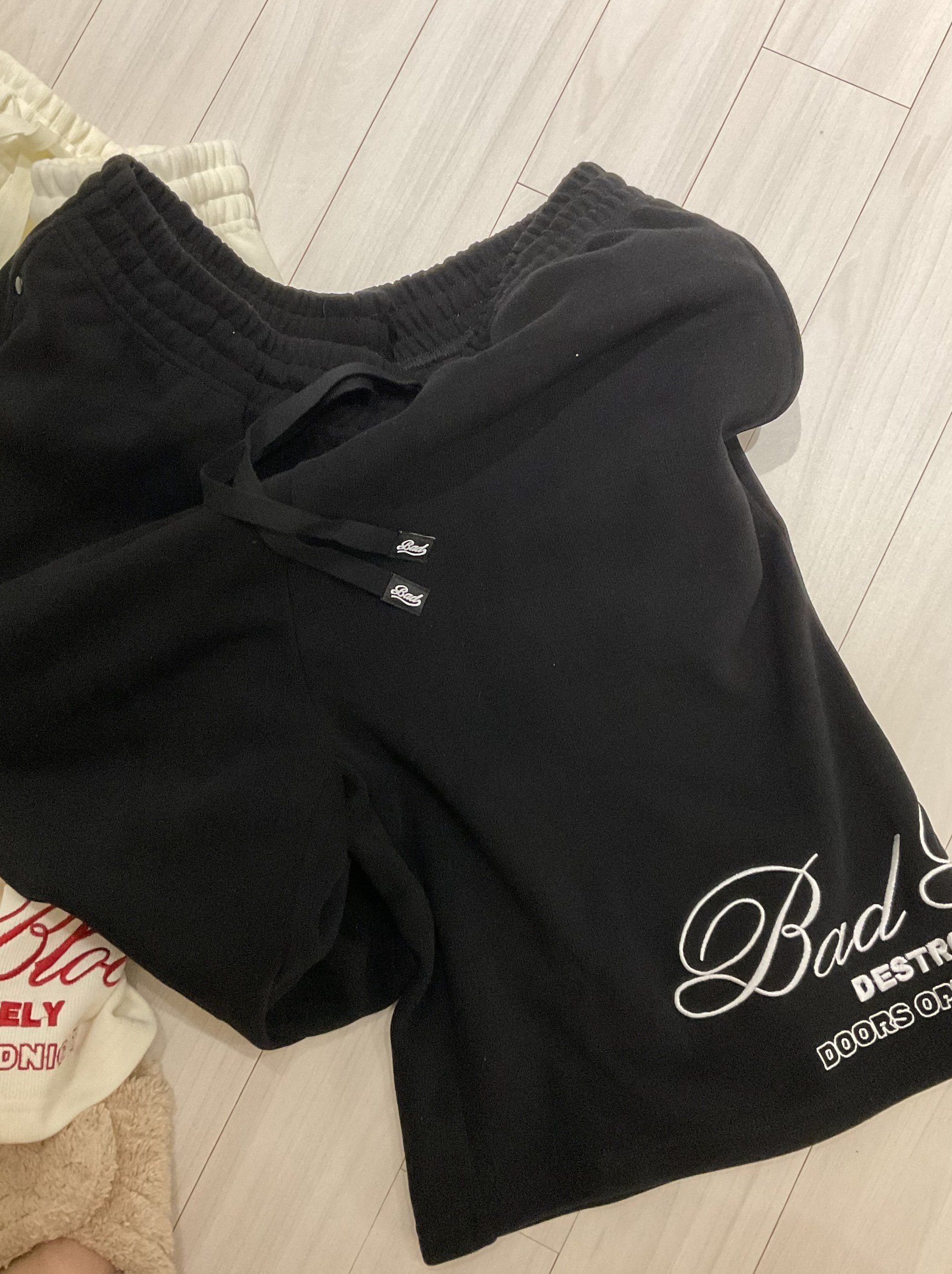 [男女共用]★BADBLOOD★Classic Logo Bermuda Pants★パンツ Badblood Classic Logo Bermuda Pants - Cream White – BBGSHOPHK