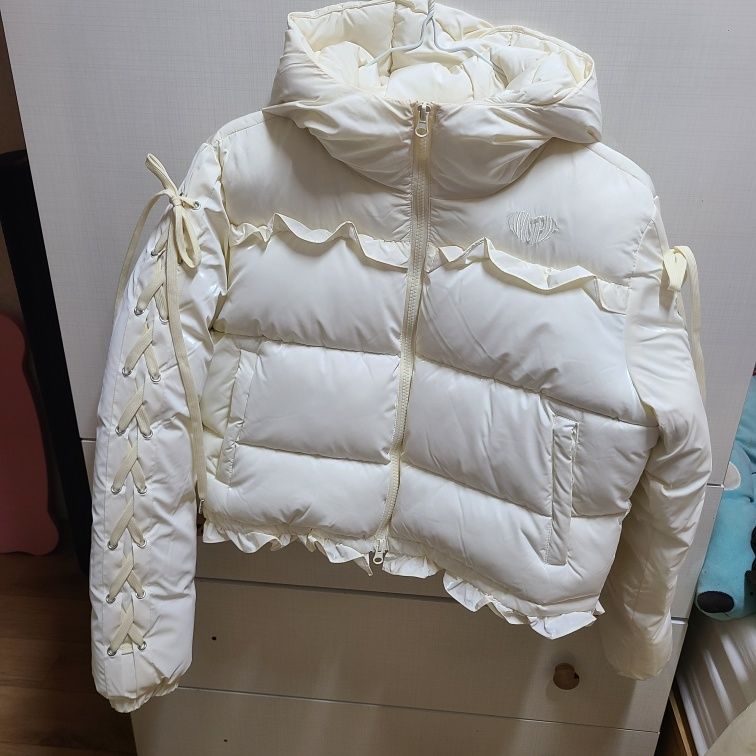 ★LUVISTRUE★AM RIBBON FRILL PUFFER JACKET(IVORY)★正規品 MUSINSA公式 | LUV IS TRUE AM RIBBON FRILL PUFFER JACKET(IVORY)