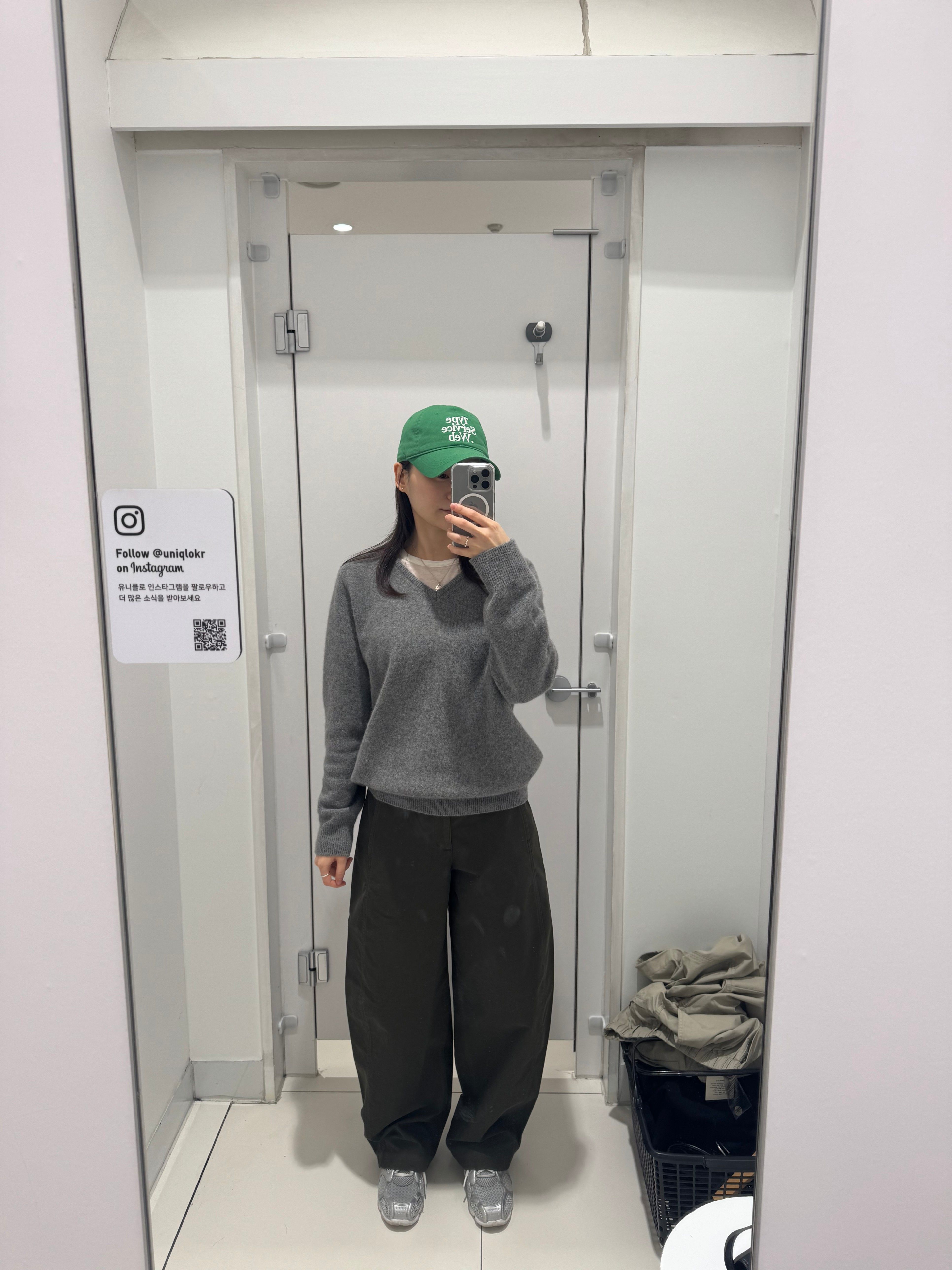 MUSINSA公式 | AMOMENTO RACOON V-NECK KNIT (2COLORS)