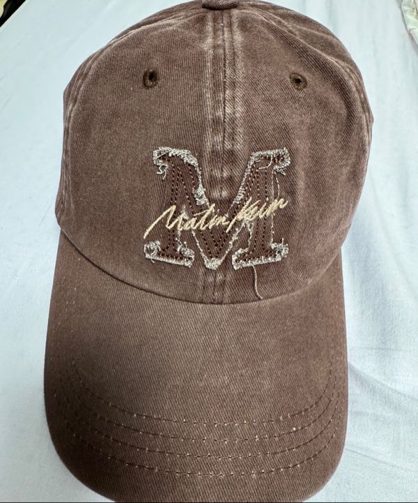 キャップ [MATINKIM]matte cursive ball cap in brown MATIN CURSIVE BALL CAP IN BROWN - MATINKIM