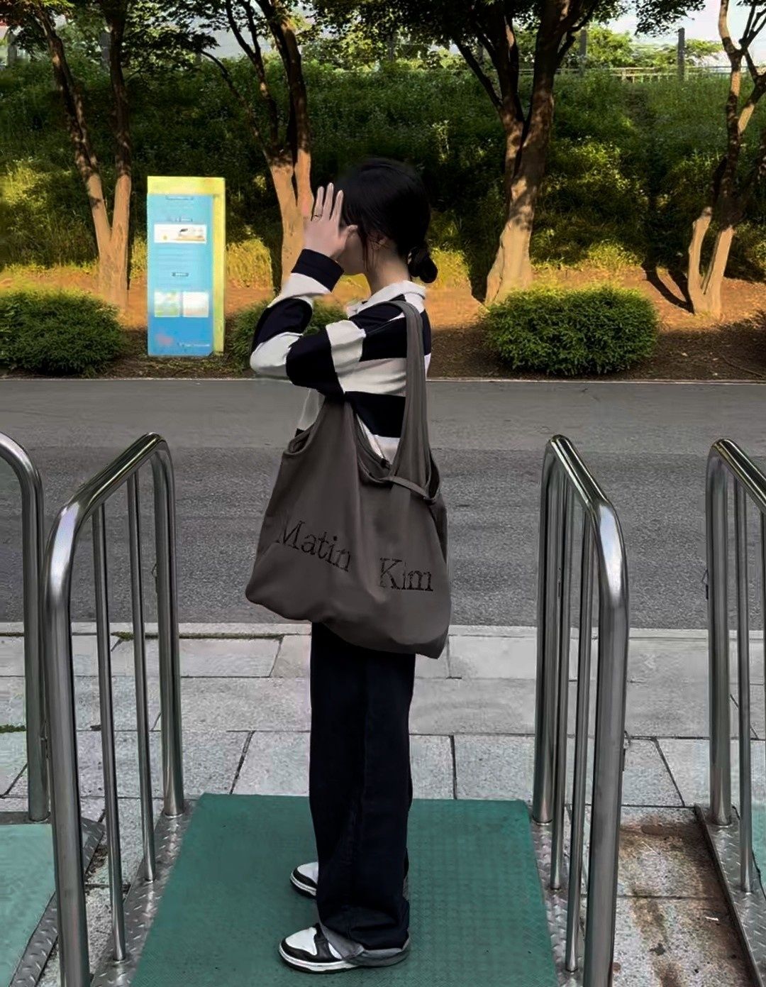 エコバッグ [MATINKIM]matin cracked logo ecobag in charcoal MUSINSA | MATIN KIM MATIN CRACKED LOGO ECOBAG IN CHARCOAL
