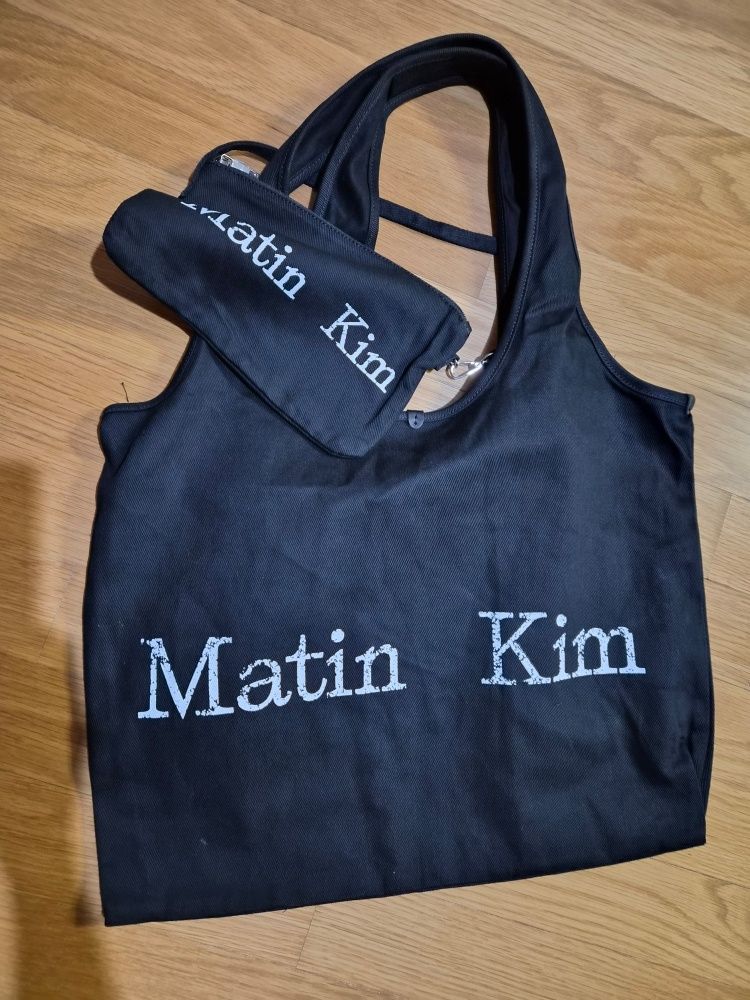 MUSINSA公式 | MATIN KIM MATIN CRACKED LOGO ECOBAG IN BLACK