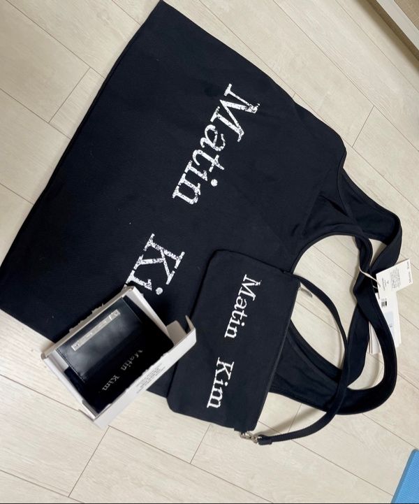 MUSINSA公式 | MATIN KIM MATIN CRACKED LOGO ECOBAG IN BLACK
