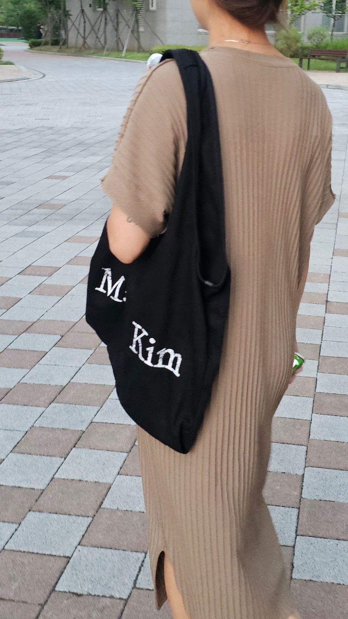 MUSINSA公式 | MATIN KIM MATIN CRACKED LOGO ECOBAG IN BLACK