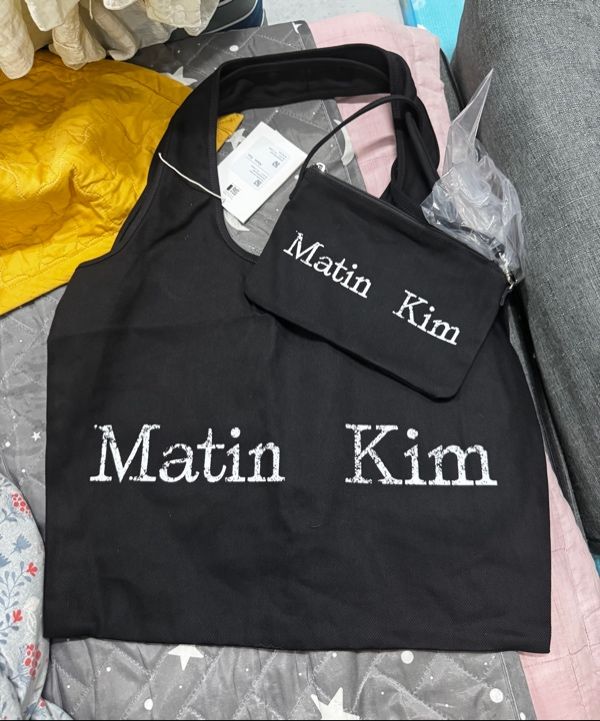 MUSINSA公式 | MATIN KIM MATIN CRACKED LOGO ECOBAG IN BLACK