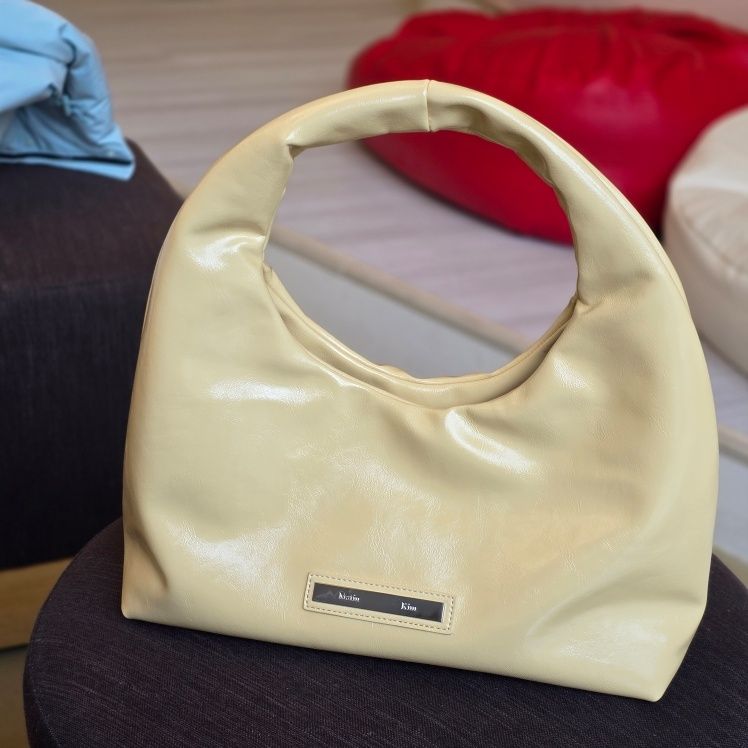 無料配送 ★Matin Kim★ EMBOSSED LOGO LEATHER MINI TOTE BAG EMBOSSED LOGO LEATHER MINI TOTE BAG IN LIGHT YELLOW – Matin Kim