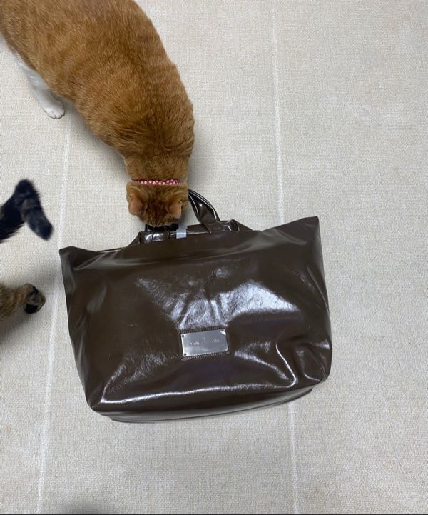 ★Matin Kim★EMBOSSED LOGO LEATHER MAXI BAG★大人気★ MUSINSA | MATIN KIM EMBOSSED LOGO LEATHER MAXI BAG IN BLACK